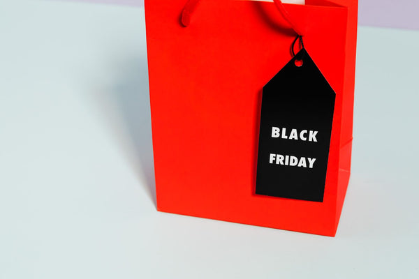 Rød gavepose med sort Black Friday-mærke
