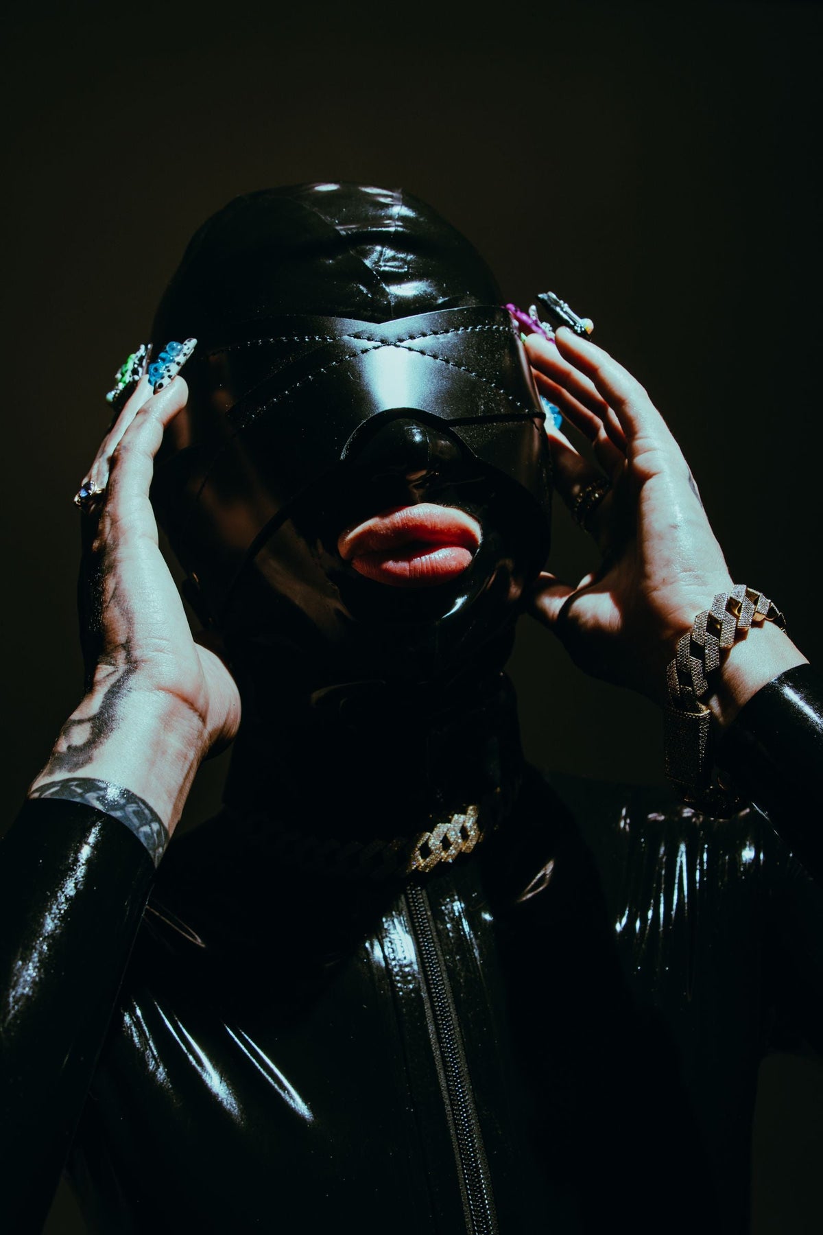 Person i latexmaske og handsker